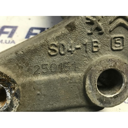 Кронштейн переднего подрамника правый Peugeot 308 2013-2021 9805592980
